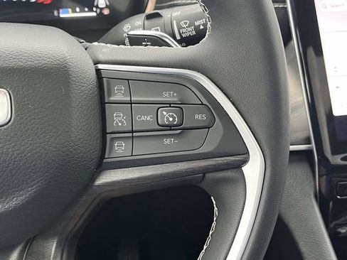 Used 2023 Jeep Grand Cherokee Limited AWD/4WD image 29
