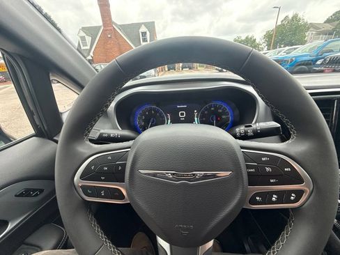 Used 2026 Chrysler Pacifica Limited FWD image 21