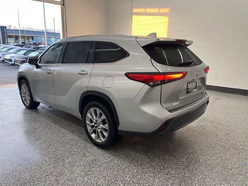 Used 2021 Toyota Highlander Limited image 3