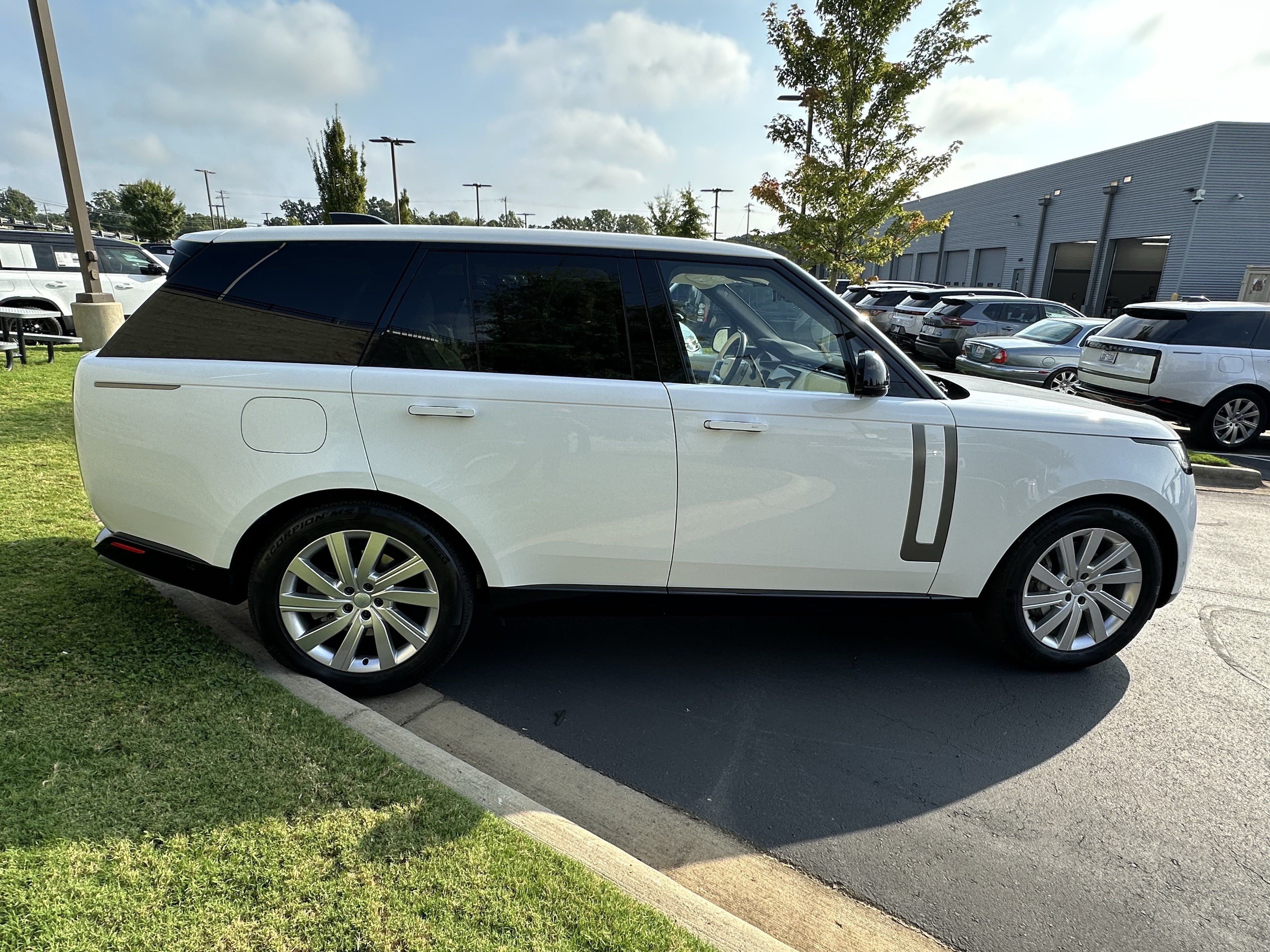 Certified 2025 Land Rover Range Rover SE AWD/4WD image 8