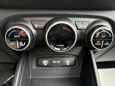 Certified 2023 Hyundai Venue SEL image 12