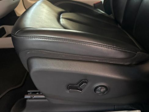 Used 2023 Chrysler Pacifica Touring-L FWD image 15