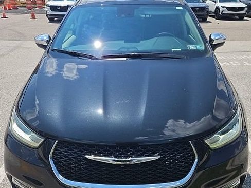 Used 2022 Chrysler Pacifica Limited w/ Uconnect Theater Family Group AWD/4WD image 2