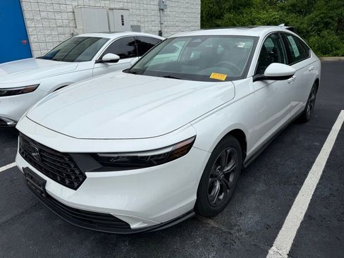Certified 2023 Honda Accord EX image 3