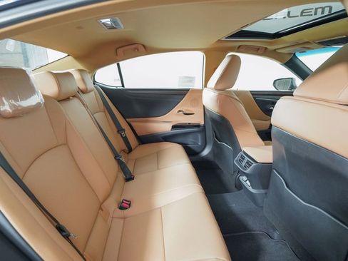 Used 2025 Lexus ES 350 350 w/ Premium Package image 16