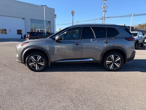 Used 2023 Nissan Rogue SL w/ SL Premium Package image 3