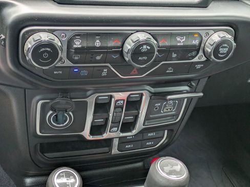 Used 2022 Jeep Wrangler Unlimited Sahara w/ Cold Weather Group AWD/4WD image 19