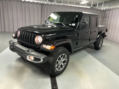 Used 2024 Jeep Gladiator Sport image 3