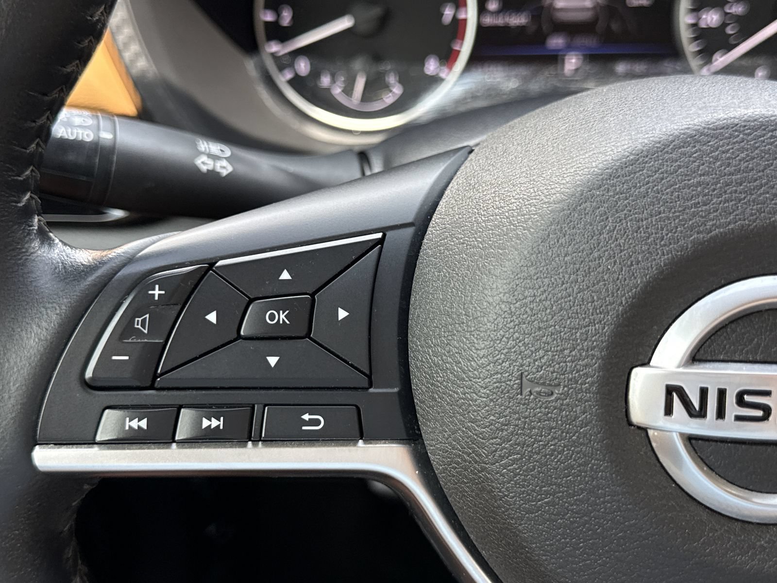 Used 2023 Nissan Sentra SV w/ SV Premium Package FWD image 20