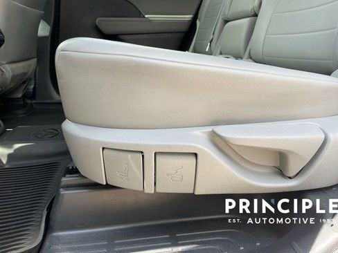 Used 2021 Toyota Highlander XLE image 33