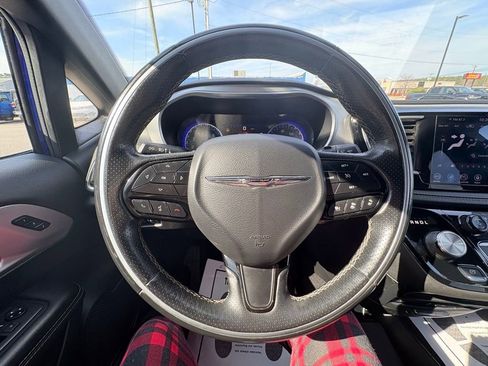 Used 2018 Chrysler Pacifica Limited FWD image 23