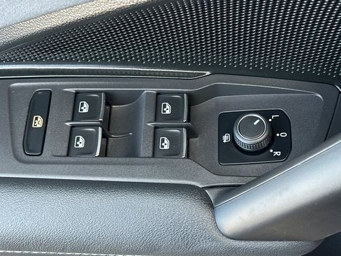 Used 2025 Volkswagen Tiguan SE FWD image 12