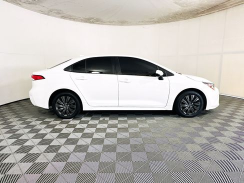 Used 2022 Toyota Corolla LE FWD image 2