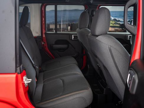 Used 2024 Jeep Wrangler Unlimited image 35