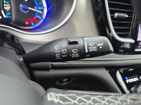 Used 2024 Chrysler Pacifica Premium image 32