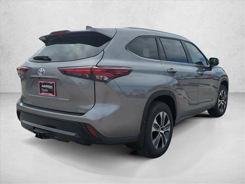 Certified 2026 Toyota Highlander XLE image 2