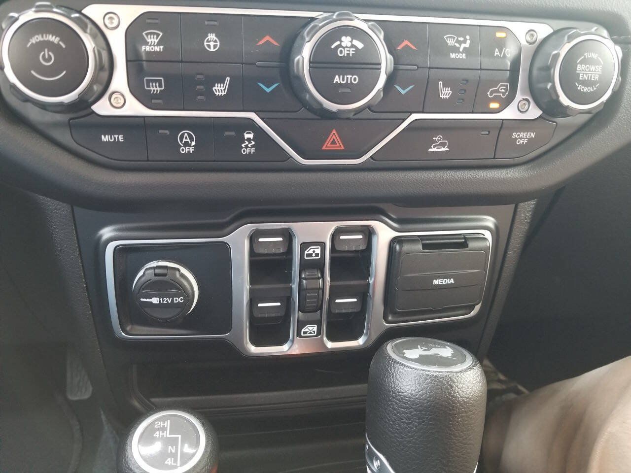 Used 2024 Jeep Wrangler Unlimited Sahara AWD/4WD image 20