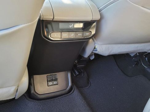 Used 2024 Toyota Highlander XLE image 23