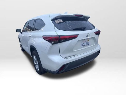 Used 2021 Toyota Highlander LE image 5
