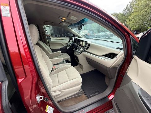 Used 2017 Toyota Sienna LE w/ Protection Package FWD image 18