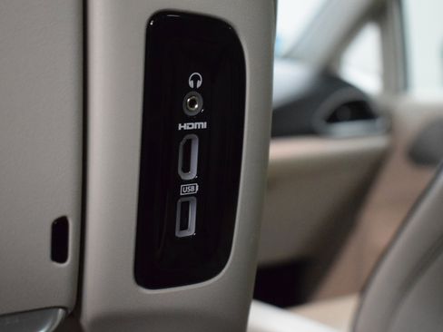 Used 2017 Chrysler Pacifica Platinum image 10