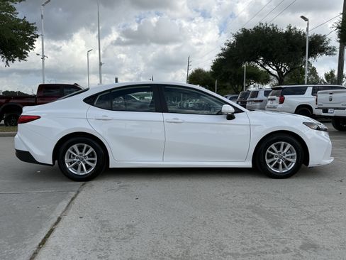 Used 2025 Toyota Camry LE image 3