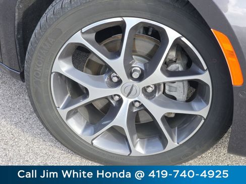 Used 2021 Chrysler Pacifica Limited w/ Uconnect Theater Family Group AWD/4WD image 11