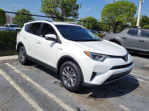 Used 2018 Toyota RAV4 LE Plus AWD/4WD image 3