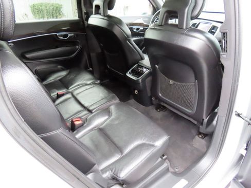 Used 2018 Volvo XC90 T6 Momentum w/ Convenience Package AWD/4WD image 17