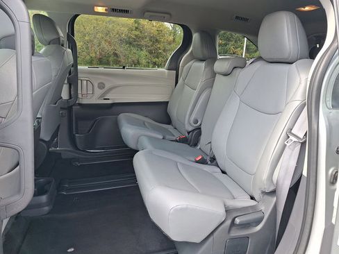 Used 2024 Toyota Sienna XLE image 21