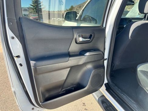 Used 2020 Toyota Tacoma TRD Off-Road image 9
