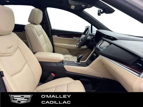 Used 2017 Cadillac XT5 Luxury w/ Driver Awareness Package image 14