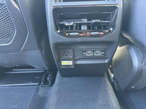 New 2025 Jeep Grand Cherokee Altitude image 9