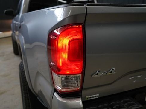 Used 2017 Toyota Tacoma SR5 AWD/4WD image 55