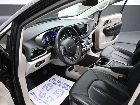 Used 2022 Chrysler Pacifica Touring-L FWD image 17