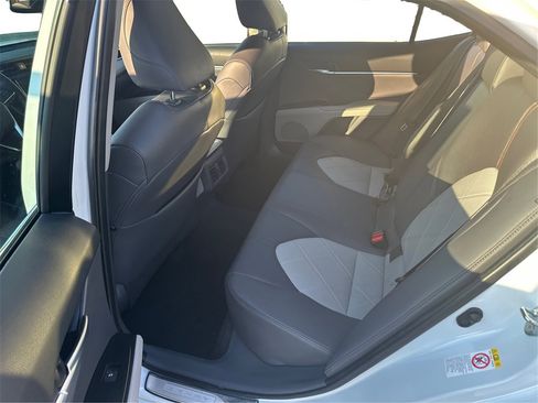 Used 2018 Toyota Camry XLE image 11