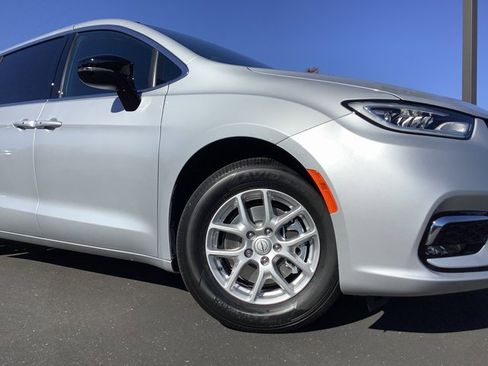 New 2026 Chrysler Pacifica Select image 3