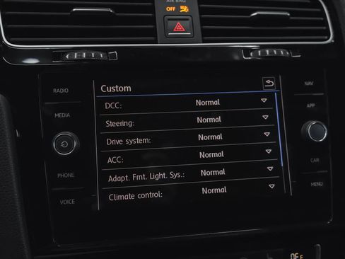 Used 2018 Volkswagen Golf R 4-Door image 69