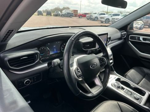 Used 2023 Ford Explorer XLT AWD/4WD image 2