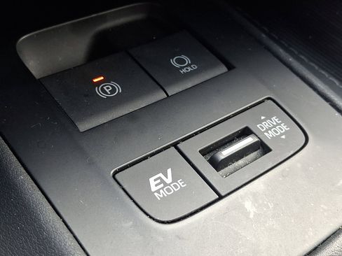 Certified 2022 Toyota Venza XLE image 25