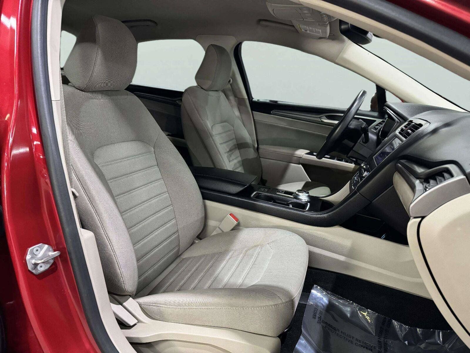 Used 2020 Ford Fusion SE FWD image 34
