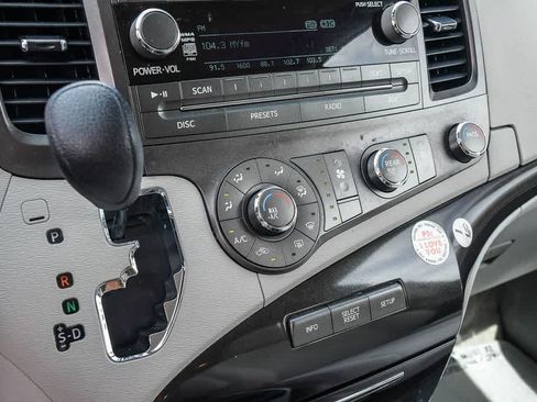Used 2012 Toyota Sienna LE FWD image 21