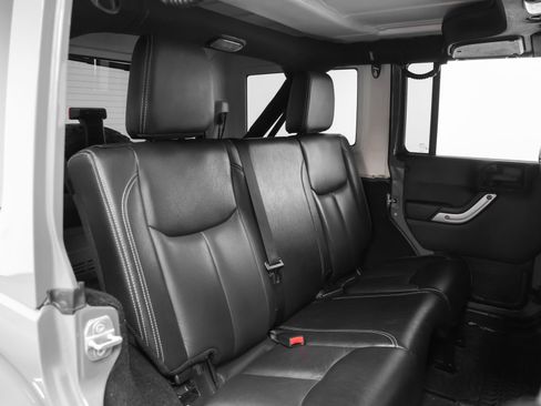 Used 2015 Jeep Wrangler Unlimited Rubicon AWD/4WD image 23
