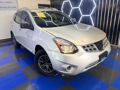 Used 2014 Nissan Rogue S w/ Convenience Package AWD/4WD image 9