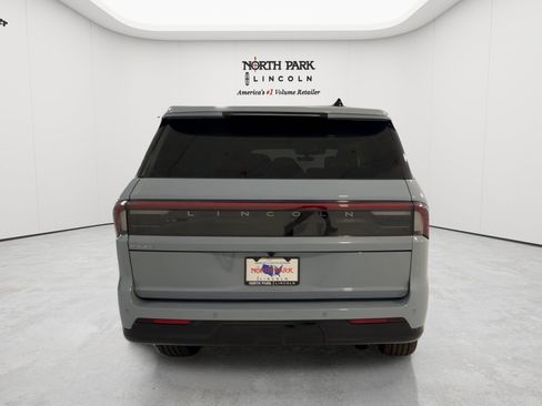 New 2026 Lincoln Navigator Premiere AWD/4WD image 6