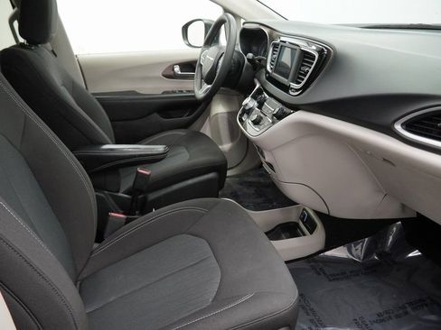 Used 2023 Chrysler Voyager LX image 43