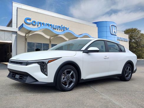 Used 2025 Kia K4 LXS image 1