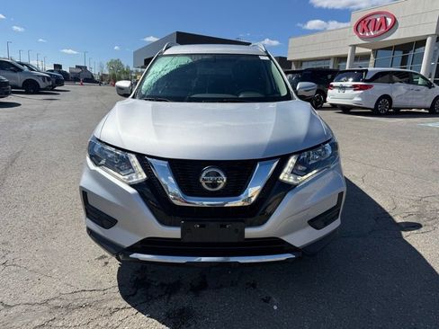 Used 2018 Nissan Rogue SV image 2