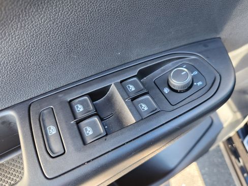 Certified 2025 Volkswagen Taos SE image 15