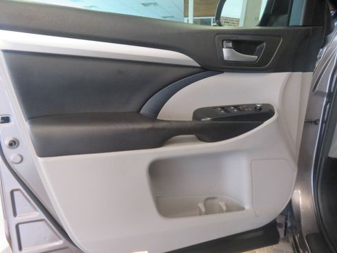 Used 2016 Toyota Highlander XLE FWD image 13